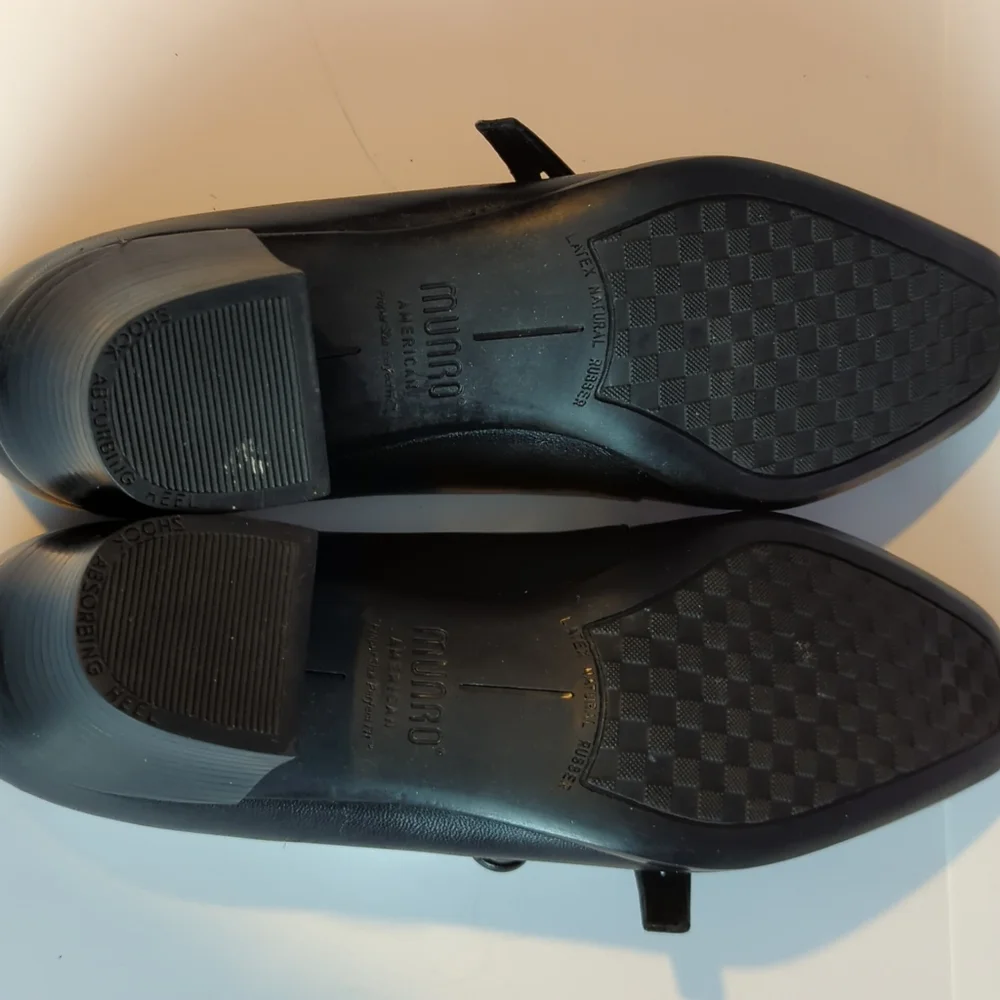 Munro black Mary Jane pumps size 7N (narrow)